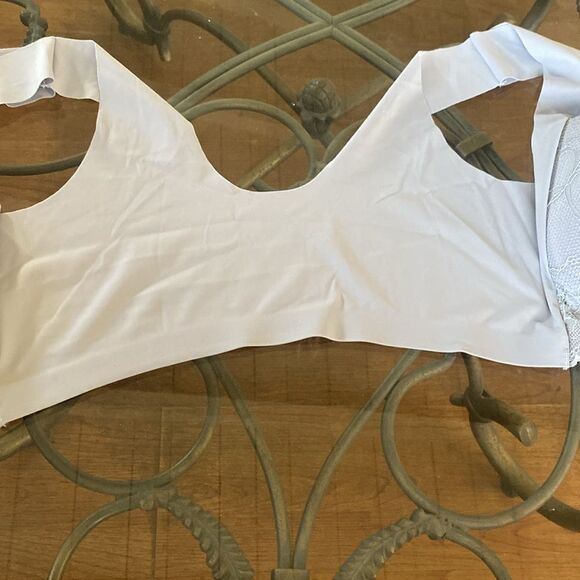 Elegant Lace Bra in Light Gray, adj front hook, smooth back, wide straps. New - Picture 4 of 5